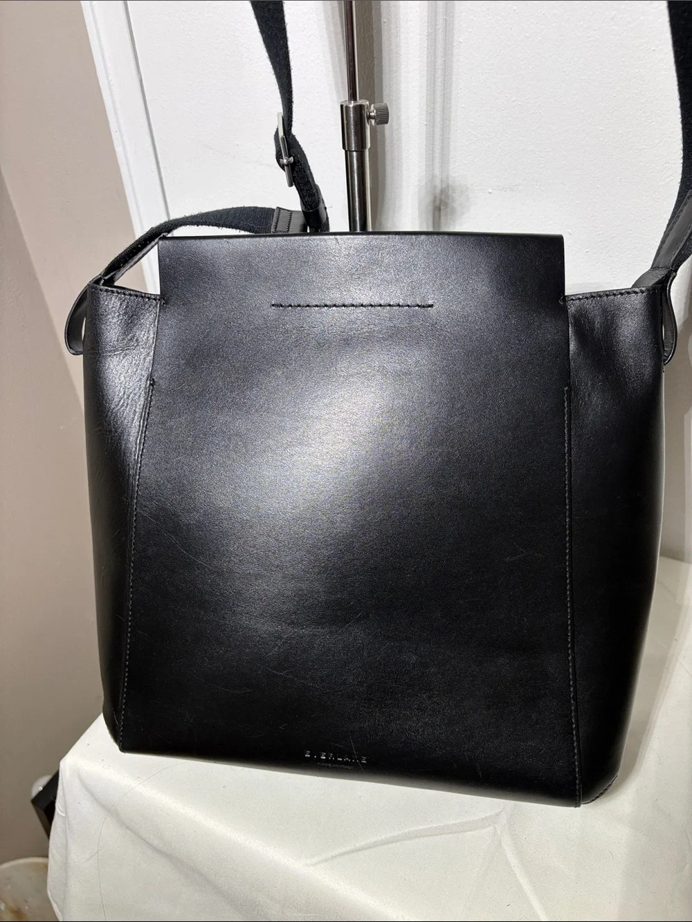 EVERLANE The Form Bag in black leather